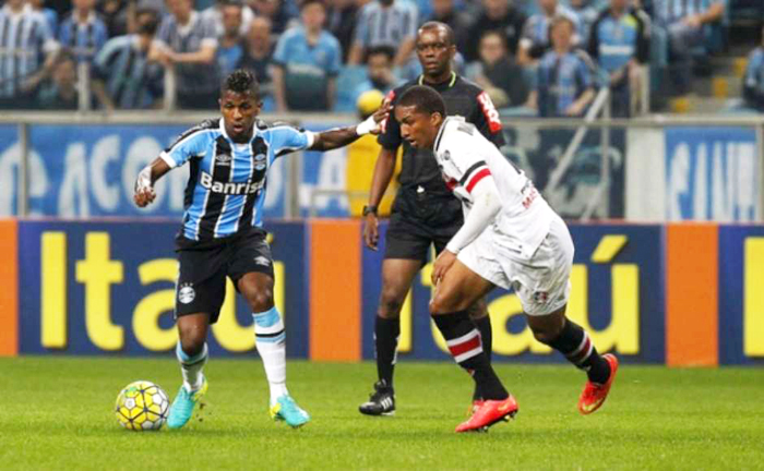 Miler Bolaños tenta levar perigo ao gol do Santa cruz. Foto: Lucas uebel/Grêmio/Lance! 