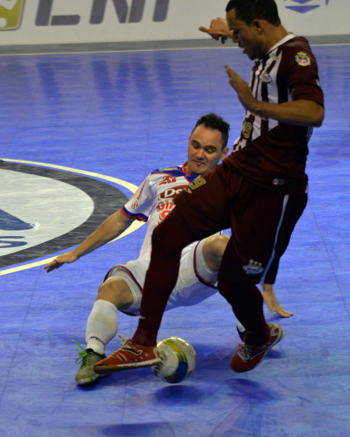 Dieguinho (d) marcou dois gols para o Orlândia contra a Alaf. Gessé (e) acabou expulso pela arbitragem. Foto: José Roberto Gasparotto. 