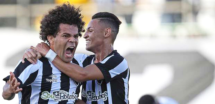 Camilo (e) marcou um golaço de bicicleta, abrindo o placar diante do Grêmio. Foto Rudy Trindade/Frame Photo/Gazeta Press. 