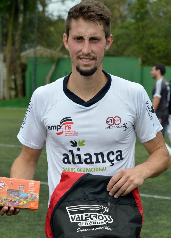 Jogador Ricardo Zuchi, da equipe Aliança/AMP-RS, foi escolhido o craque do jogo, pela sua atuação diante da equipe do Ghost GR, no interno de minifutebol do Clube Tiro e Caça – Copa CTC/Espaço3 Arquitetura. O cara fez gol, criou jogadas para seus companheiros e combateu no sistema defensivo. Pelo que apresentou em campo, recebeu os brindes da Docile e Valecross, na promoção com o site www.jrgasparotto.com