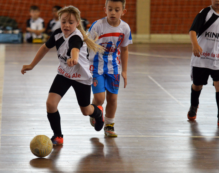 Rafaela Marques (e), aos sete anos atua junto com os meninos da categoria 2007, pela equipe do Point/Cia da Bola. Foto: José Roberto Gasparotto. 