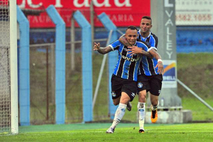 Everton (e) está ganhando a titularidade no ataque do Grêmio, com atuação convincente e gols. Foto: Lauro Alves/Agência RBS. 