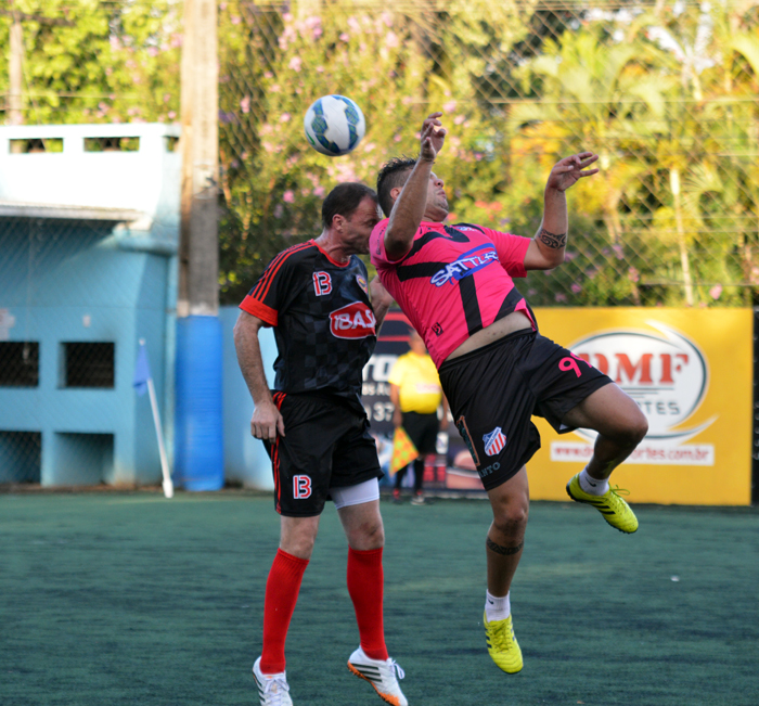 Jacó Satler (d), do Futebolzinho, abriu o placar no duelo contra o Cervejetarianos.