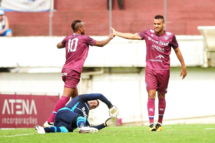 Gilmaravilha marcou os dois gols do Caxias na vitória do seu time contra o Grêmio. Foto: Diogo Sallaberry/Agência RBS 