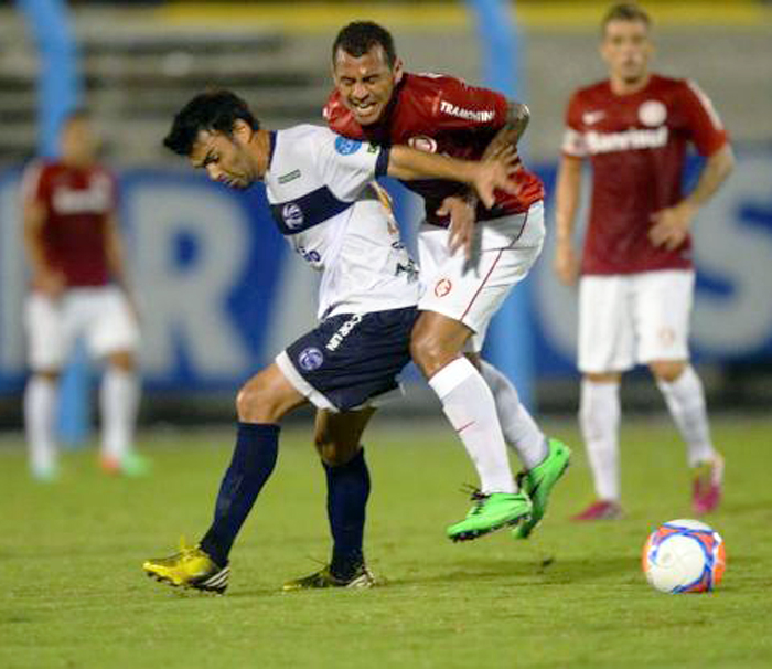 Lateral Alexandre Bindé (e) cometeu pênalti, não marcado pel arbitragem. Foto: Bruno Alencastro/Agência RBS. 