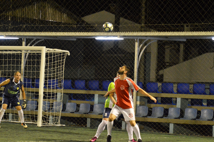 Felipe Mallmann, o “Luli” (d), do Alcatraz FC, marcou dois gols, que não foram suficientes para reverter a vitória do Renegados A