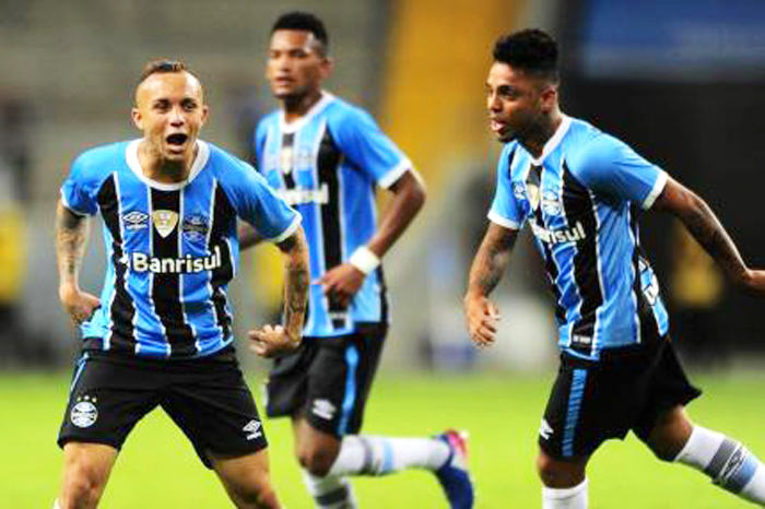 Gol de Everton (e) garantiu Grêmio na próxima fase da Primeira Liga. Foto: Lauro Alves/Agência RBS 