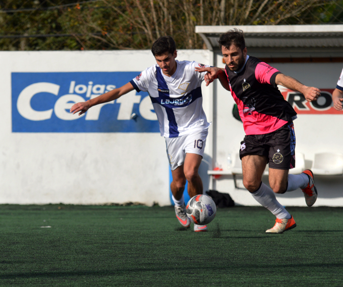 Duxo Kolling (e), do Mercenários FC, no duelo contra Rafael Nicaretta, do R7.