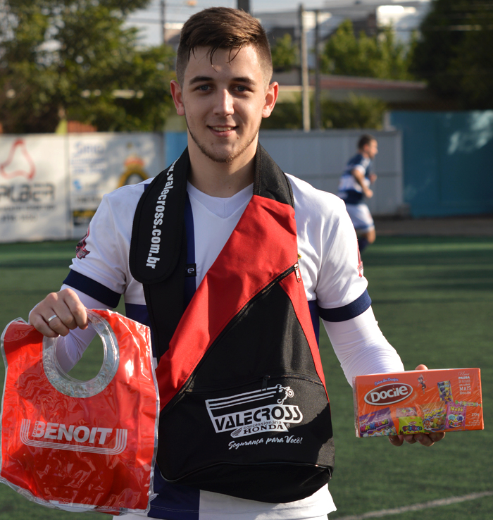 Leandro Schmitt Filho, o “Leandrinho”, do Mercenários/Frigorífico Frigoforte, foi escolhido o Craque do Jogo, no embate contra equipe do R7/Fiegenbaum Pneus, pela 12ª rodada da Copa Sete/STR/CBM de Minifutebol 2016. Além de marcar um gol, Leandrinho teve atuação destacada no sistema defensivo de seu time e em várias oportunidades foi para o ataque auxiliar seus companheiros de time nas ações ofensivas. Pela sua atuação, levou os brindes da Docile, Benoit e Valecross, na promoção com a Revista Encontro com o Esporte e site www.jrgasparotto.com