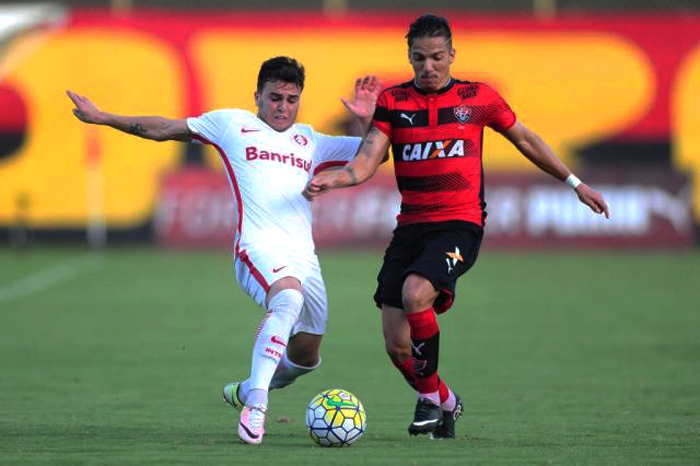 Andrigo não vem consegundo ser o articulador do time. Diante do Vitória, esteve bem abaixo das suas melhores atuações. Foto: Ricardo Duarte/Inter. 