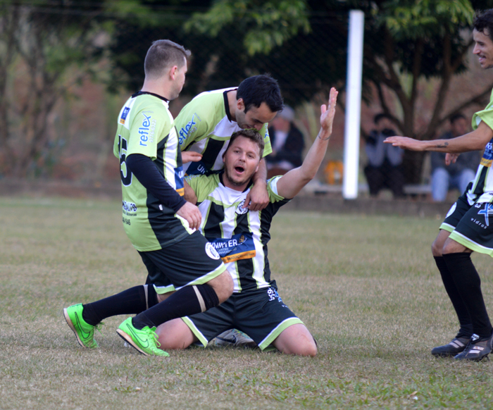 Jogador Rafael Rodrigues, o “Peu”, do Guarani de Igrejinha, comemorando seu segundo gol diante do Inter, na partida de ida dos aspirantes, das semifinais do Amador de Lajeado.