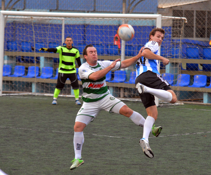 Diego Marder (d), do Viracopos/Lebber Imóveis no duelo contra Dedé Eckhardt, do Polêmicos.