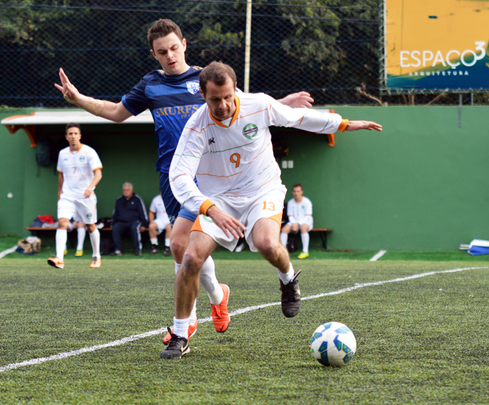 Maninho (d) do Exxtraclasse marcou dois gols diante do Smurfs de Artur Gasparotto.