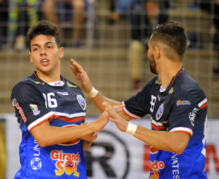 Dídi (e) anotou um gol de muita qualidade técnica contra o Juventude de Caxias do Sul.