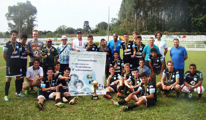 Equipe sub 17 do Clube Esportivo Lajeadense, comissão técnica e coordenadores, com a taça de campeão.