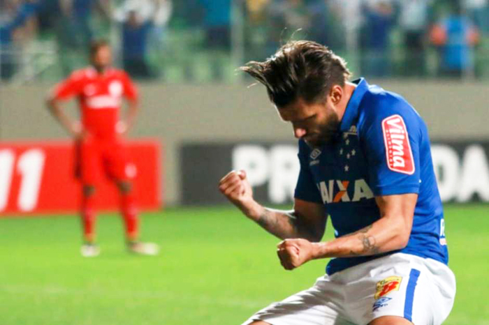 Rafael Sóbis foi o carrasco do Inter, no duelo contra o Cruzeiro-MG. Ele deixou sua marca de artilheiro em três oportunidades. Foto: Dudu Macedo/Fotoarena. 