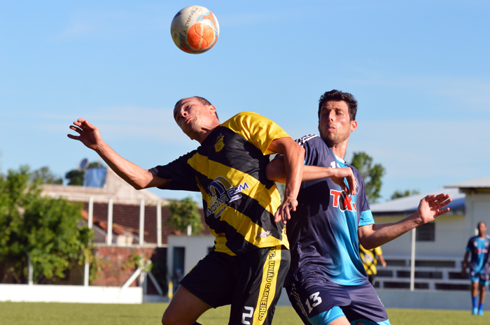 Johnathan Alves (e), da sociedade União Carneiros, no duelo contra o Taquariense.