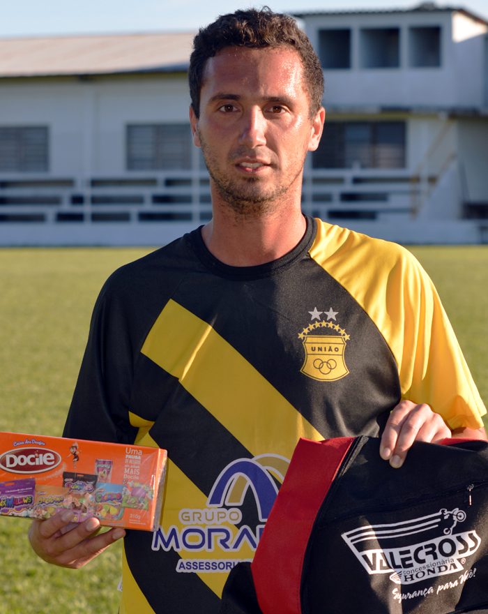 Jogador Daniel dos Santos, da Sociedade União Carneiros foi escolhido como craque do jogo, no duelo contra a equipe do Taquariense de Taquari, no jogo da volta, da segunda fase, do Regional Certel Sicredi 2015. Ele esteve seguro no sistema defensivo, aliado a criaçãode boas jogadas de ataque, sempre que se aventurava em auxiliar os homens de frente do União. Pela sua atuação, recebeu os brindes da Valecross e Docile, na promoção com o site www.jrgasparotto.com