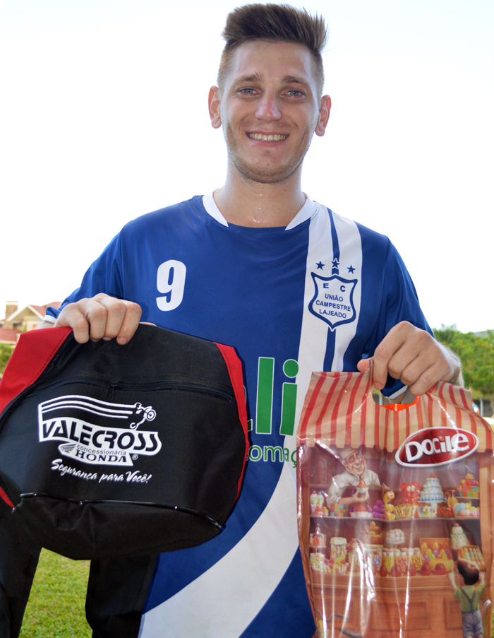 Jogador Elieser Felipe Kern, do União Campestre foi escolhido o "craque do jogo" no duelo contra o Minuano de Canudos do Vale, na estreia do Campeonato Municipal de Lajeado 2016 - Copa Gastão Valandro. O camisa 9 marcou dois gols e garantiu a primeira vitória do seu time no certame. Pela sua atuação, levou os brindes da Docile e Valecross, na promoção com a Revista Encontro com o Esporte e site www.jrgasparotto.com 