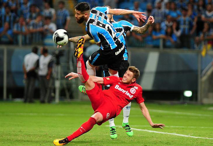 Aylon passou em branco. No lance da foto, Marcelo Oliveira fazendo pressão em cima do atacante do Inter. Crédito: André Ávila/Agência RBS. 