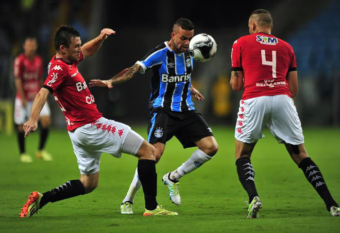 Du Brock (e) marcou o único gol do Brasil-Pel na goleada do Gêmio diante do seu time. Foto: André Avila/Agência RBS. 