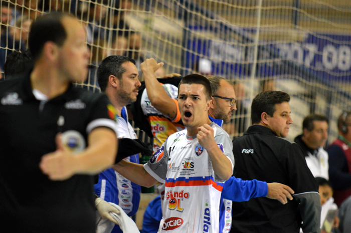 Mathes Ely comemora o gol da virada diante da ACBF. O mais importante em sua carreira com a camisa da Alaf