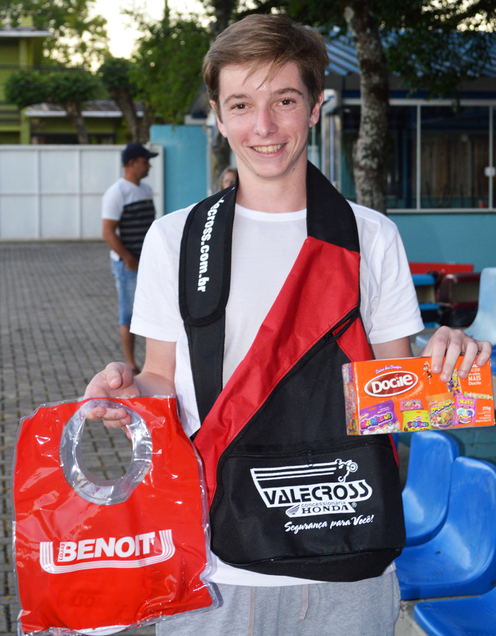 O jogador Bruno Schneider, do Mercenários FC/Mak Máquinas, foi escolhido o Craque do Jogo, no duelo contra o Renegados FC/Chef Leon, na partida de ida da final, da série Prata, da Segunda Divisão, do interno de minifutebol do Clube Esportivo Sete de Setembro – Copa Sete/STR/CBM, na tarde de sábado (5). Schneider marcou dois gols e quebrou uma sequência de sete jogos de invencibilidade do adversário. Pela sua atuação, recebeu os brindes da Valecross, Benoit e Docile, na promoção da Revista Encontro com o Esporte e site www.jrgasparotto.com 