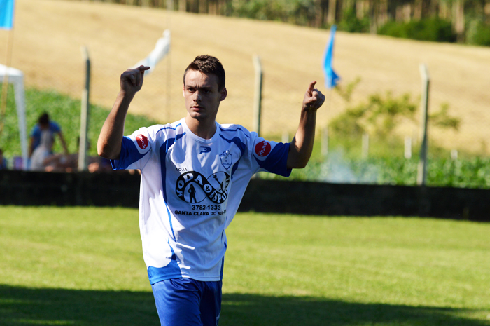 O jogador Willian Alex Kochenborger, do 25 de Julho, comemorando seu primeiro gol na partida contra o União Campestre