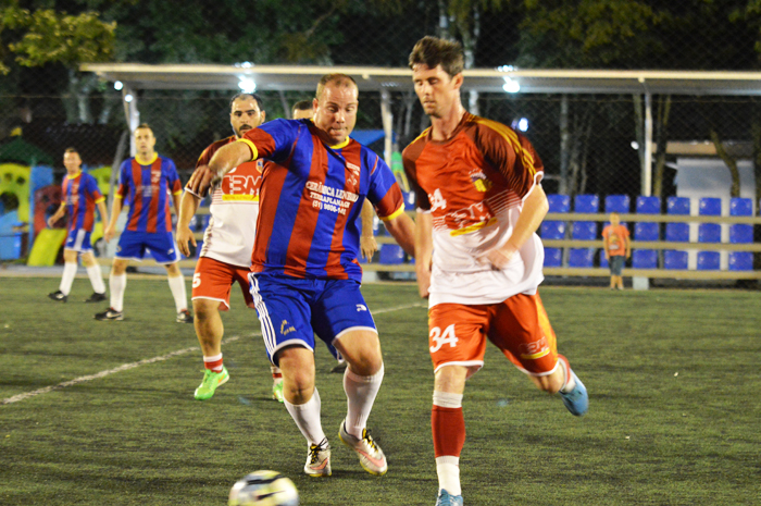 Jefinho Klauck (nº 5), do Tabajara/CBM, foi o nome do jogo, marcando três gols diante do Polêmicos/Kamikazi