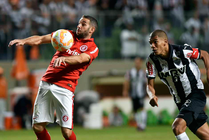 Lisandro López (e) abriu o marcador para o Inter, enquanto Leonardo Silva (d) anotou o gol de empate em 2 a 2 para  o Atlètico-MG. Foto: Douglas Magno/AFP. 