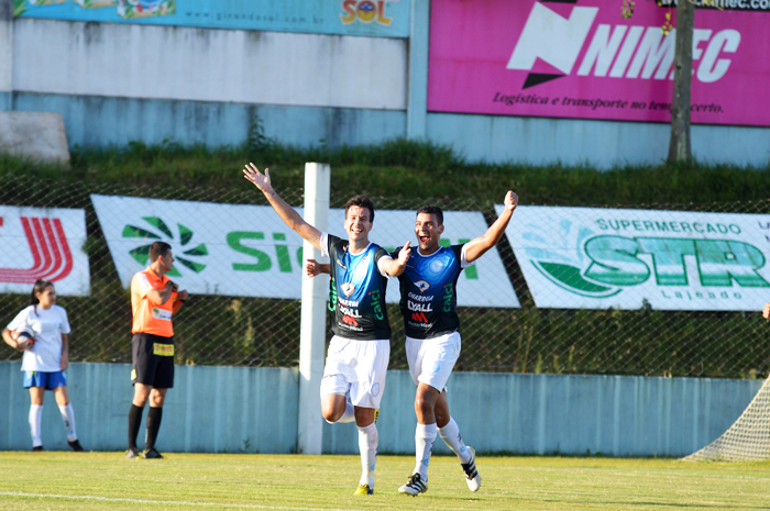 Kaiser (e) e Duh Luan correm em direção das arquibancadas, após o primeiro gol do Lajeadense