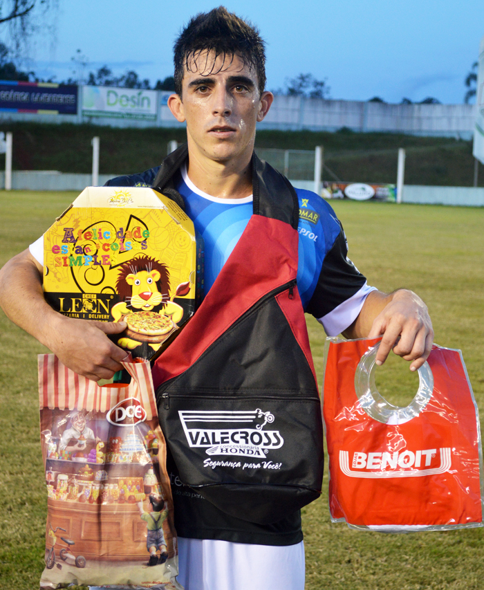 O jogador Germano Caon Ferreira, do Clube esportivo Lajeadense, foi escolhido o Craque do Jogo, no duelo contra a equipe do Glória de Vacaria, no sábado (6), às 16h, no Estádio Alviazul. Além do golaço que selou a vitória do Lajeadense, ele foi incansável na armação das jogadas e na ajuda do sistema defensivo de seu time. Com a vitória, o Lajeadense carimbou passaporte, para a fase de quartas de final, da Divisão de Acesso. Pela sua atuação, recebeu os brindes da Docile, Chef Leon Pizzaria, Benoit e Valecross, na promoção da Revista Encontro com o Esporte e site www.jrgasparotto.com