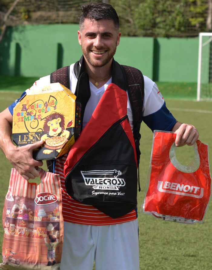 O jogador Guilherme Lazzaron Pereira, da equipe DK FC/Grupo Betiolo, foi escolhido o Craque do Jogo, no embate contra o time do Maragatos/STW Automação, no sábado (6), no interno de minifutebol do Clube Tiro e Caça – Copa CTC/Construtora Diamond. A “fera” deixou sua marca de artilheiro em três oportunidades. Pela sua atuação, recebeu os brindes da Chef Leon Pizzaria, Benoit, Valecross e Docile, na promoção da Revista Encontro com o Esporte e site www.jrgasparotto.com