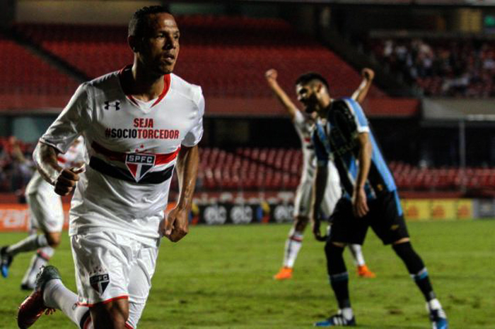 Luis Fabiano abriu o placar para o São Paulo na vitória do su time por 2 a 0 diante do grêmio no Morumbi. Foto: Ale Vianna/Lancepress. 