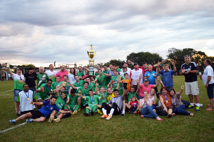 SER São cristóvão com o troféu de campeão da categoria de titulares. 