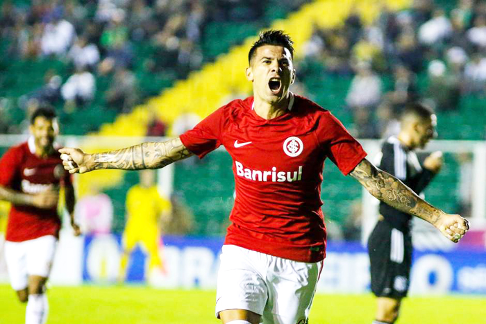 Victor Cuesta marcou o primeiro gol do Inter, na vitória contra o Figueirense. Foto: Thiago Pedro/Futura Press 