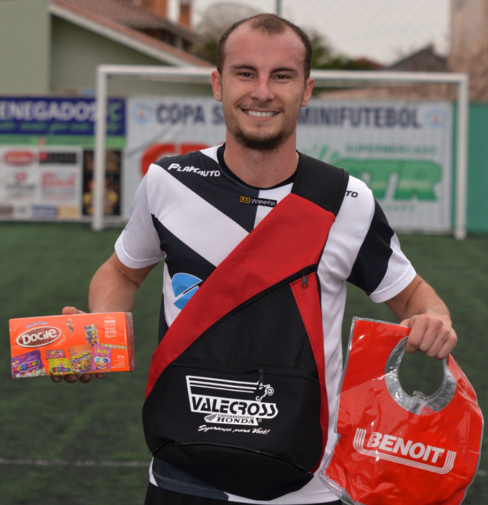 O jogador Johnathan Alves dos Santos, do Real Madruga/Interface Arquitetura, foi escolhido o Craque do Jogo, no embate contra a equipe do Galera/Móveis Zagonel, no sábado (6), pela 20ª rodada do interno de minifutebol do Clube Esportivo Sete de Setembro – Copa sete/STR/CBM 2016. Seu time tinha a necessidade da vitória para garantir vaga na Série Ouro. E conseguiu, graças ao golaço de Johnathan, num arremate de longa distância, sem chances para o goleiro adversário. Pela sua atuação, levou os brindes da Benoit, Valecross e Docile, na promoção com a Revista Encontro com o Esporte e site www.jrgasparotto.com