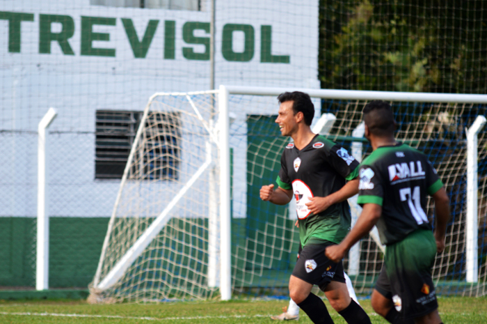 Tales cabeceira (e), da SER São Cristóvão, também deixou sua marca de artilheiro na vitória de mão cheia do seu time contra o Danados FC, pela categoria de titulares.