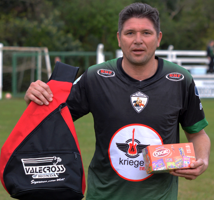 Pela segunda vez, o jogador Rudimar Golin, o “Maravilha”, da SER São Cristóvão, foi escolhido o Craque do Jogo, no Regional Certel Sicredi desta temporada. Desta vez, no duelo contra o time do Danados FC, no domingo (7), pela 4ª rodada da competição. A “fera” entrou no jogo nos últimos 15 minutos e anotou dois gols, além de ditar o ritmo da partida, justamente quando o adversário tentava uma reação no confronto. Pela sua atuação, levou os brindes da Docie e Valecross, na promoção com a Revista Encontro com o Esporte e site www.jrgasparotto.com