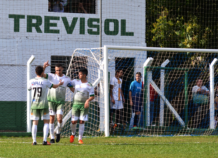 Diorgenes Eckert (c) marcou um dos gols do São Cristóvão, na vitória contra o Danados, pela categoria de aspirantes.