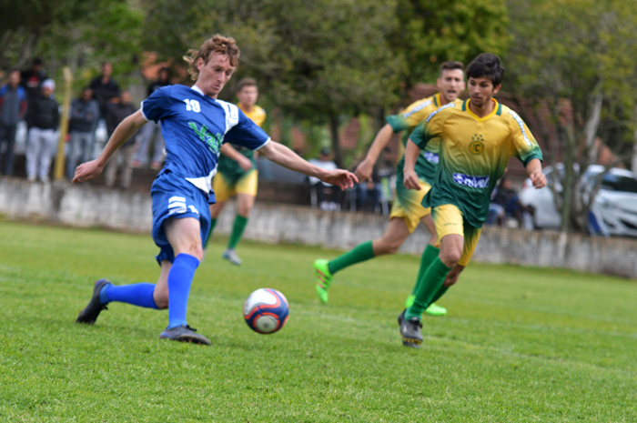 Julian Krindges, o “Schimia” (e), do União Campestre, marcou dois gols, na vitória de seu time diante do Canarinho, pela categoria aspirantes. Foto: José Roberto Gasparotto.