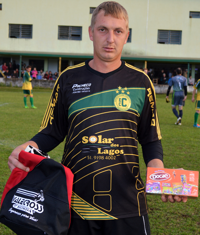 O jogador Vanderlei Luis Lottermann, o “Lei”, do Canarinho de São Bentoi de Cruzeiro do Sul, foi escolhido o Craque do Jogo, no embate contra a equipe da União Campestre de Lajeado, na quarta-feira (7), em partida atrasada do regional Certel Sicredi 2016. Lei, foi uma muralha embaixo das traves, impedindo a reação do oponente e garantindo o resultado favorável para seu time. Com os três pontos, o Canarinho pulou para a 3ª colocação no campeonato. Pela sua atuação, Lottermann levou os brindes da Docile e Valecross, na promoção com a Revista Encontro com o Esporte e site www.jrgasparotto.com