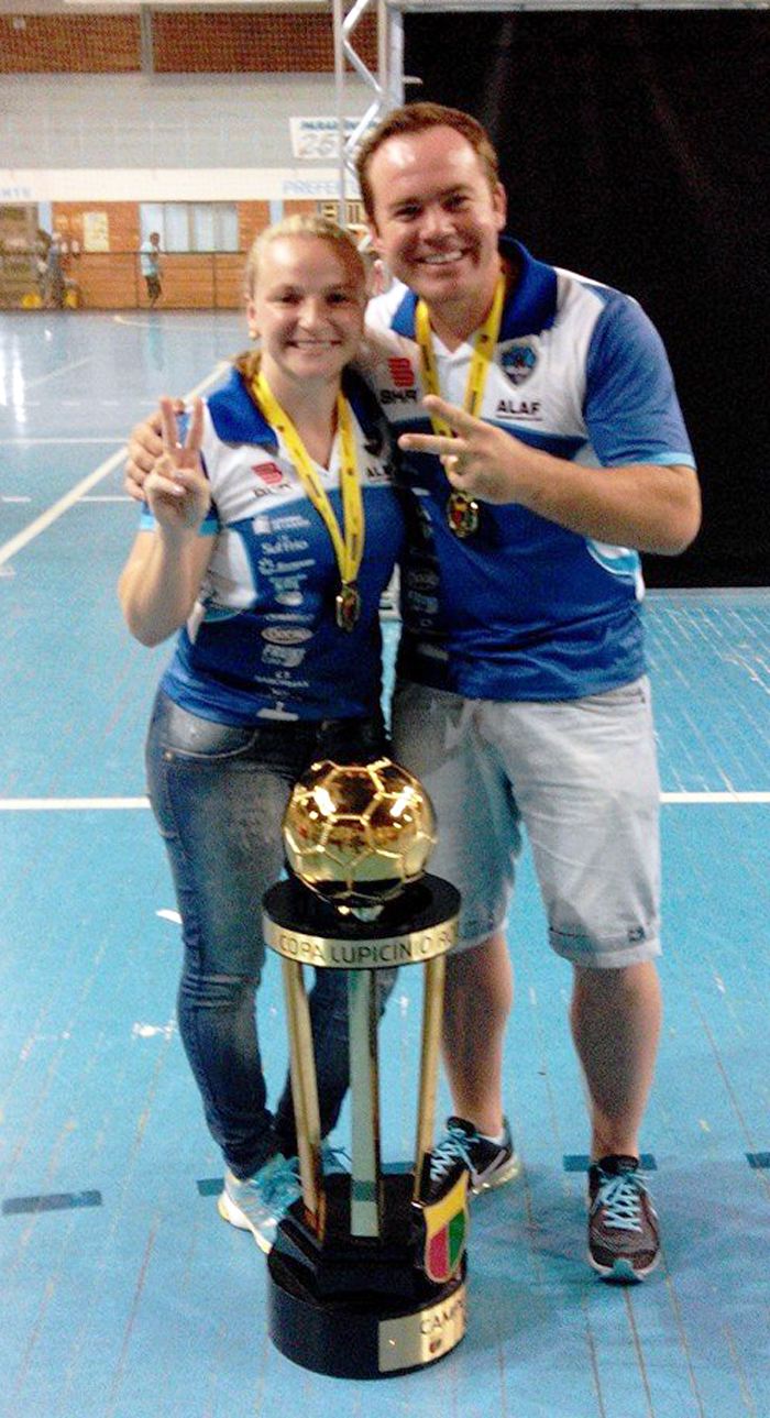 Mari e Dedé, casal presidente da Alaf, com o troféu de campeão da Copa Lupício Rodrigues. 