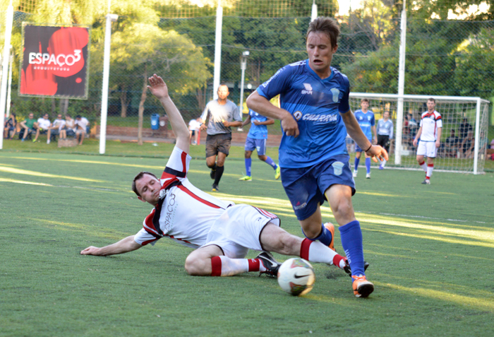 Bagnara (e), do Fora D’ Sério acabou se despedindo da competição, depois que seu time perdeu no tempo normal e na prorrogação para o Coroas mirim/Charrua de Edinho Jungkenn (d).