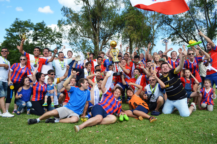 Aimoré de Estrela com o troféu de campeão invicto do Regional Certel Sicredi 2015 – categoria aspirantes.