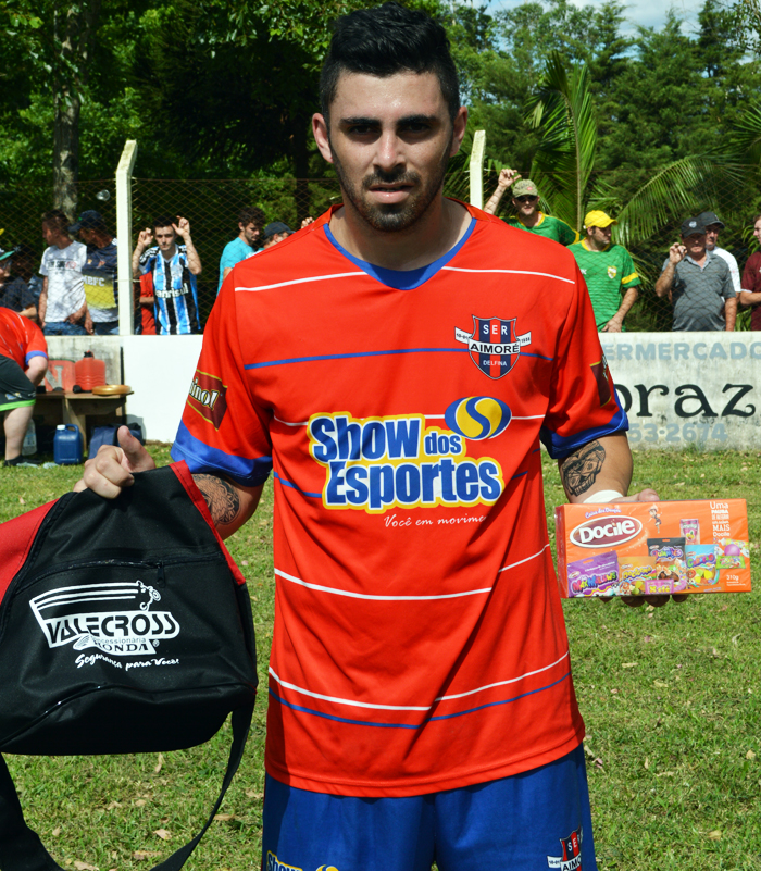 O jogador Gregori Leonel Antunes Flores, do Aimoré de Estrela foi escolhido como craque do jogo, na decisão do título dos aspirantes do Regional Certel Sicredi 2015, contra a equipe do Pinheiros de Taquari. Ele anotou o primeiro gol de seu time e chegou aos 22 na competição. Pela sua atuação recebeu os brindes da Docile e Valecross, na promoção com o site www.jrgasparotto.com