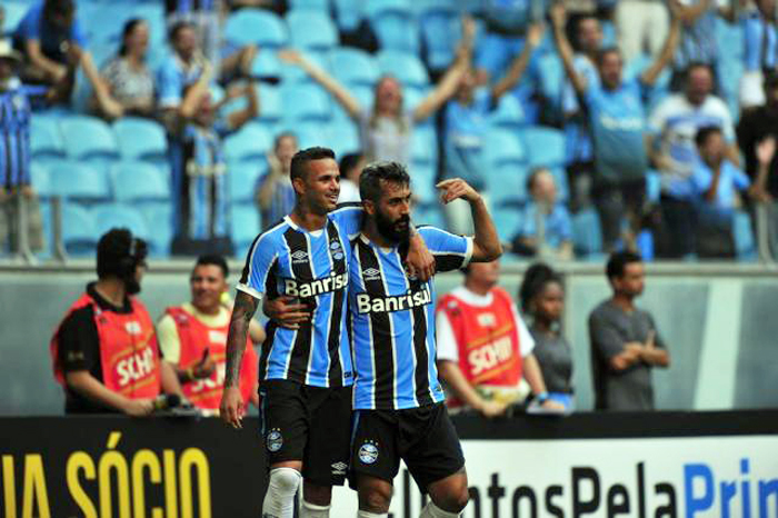 Douglas (d) marcou o únioco gol do Grêmio no embate contra o Coritiba. Foto: André Avila/Agência RBS. 