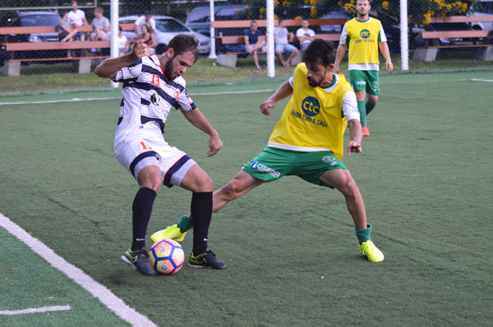 O jogador Pepe Demichei (d), do Rebordose, marcou dois gols de seu time, na vitória contra a equipe da SER Falcatrua, do atleta Vini Dullius (e)