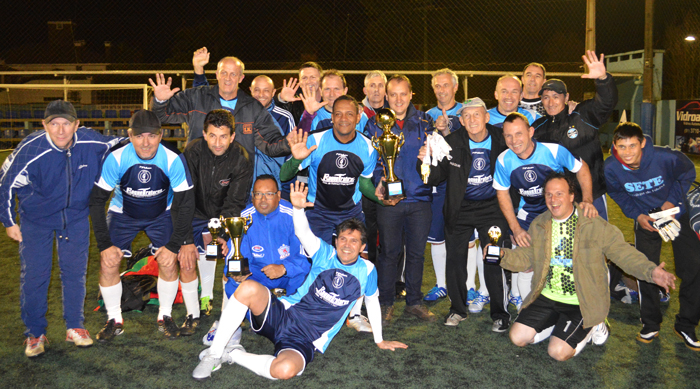 Galera/Roque Tratores posando com o troféu do pentacampeonato no master do Sete.