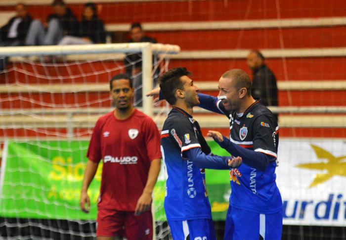 Carlão (d) iniciou a jogada do gol de Rafinha (e) diante do BGF. 